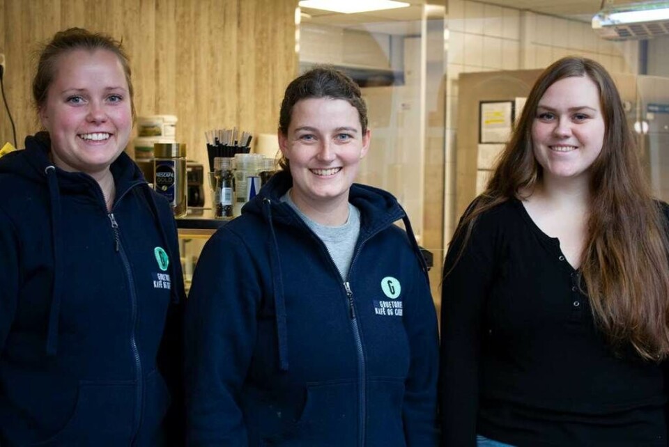 DET LYSNER: Helga Heiberg(til venstre) Karoline Rudstaden og Kine Johansen er glad for at kundene er tilbake i Grue Kafé og Catering. Tekst og foto: Eva Alnes Holte