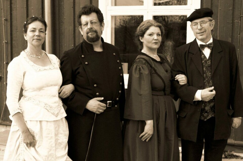 CELEBERT SELSKAP: Fra venstre kostymedesigner og sceneograf Mette J. Skogbakken alias Jensine Werenskjold, forfatter og historiker Lars Ovlien alias Fredrik Werenskiold, operasanger Eva Vermundsberget alias Thomasine Lie, og teatersjef Øyvind Roos alias Jonas Lie. (Foto: Trond Broen)
