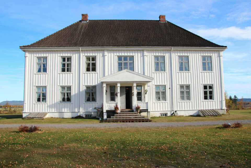 Kvisle Herregård: herskapshuset som han bygget omtrent 1840, og som heldigvis nå er gjenskapt i all sin prakt, holdt han nok en høy profil i mange, mange år. (Foto: Kristin MacKie)