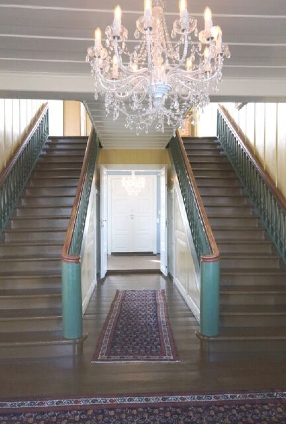 TRAPP OPP OG NED: Det er staselig på Kvisle Herregård. (Foto: Kristin MacKie)