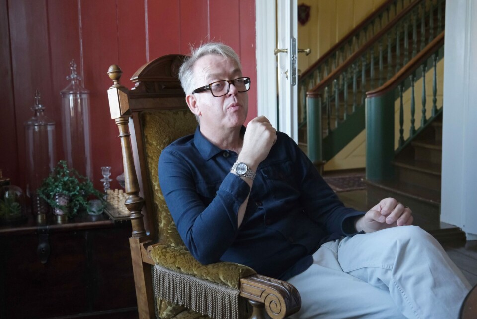 SOSIALIST MED SANS FOR CHAMPAGNE: Per Magnus Haig steller pent med både de ansatte og gjestene på herregården. (Foto: Kristin MacKie)