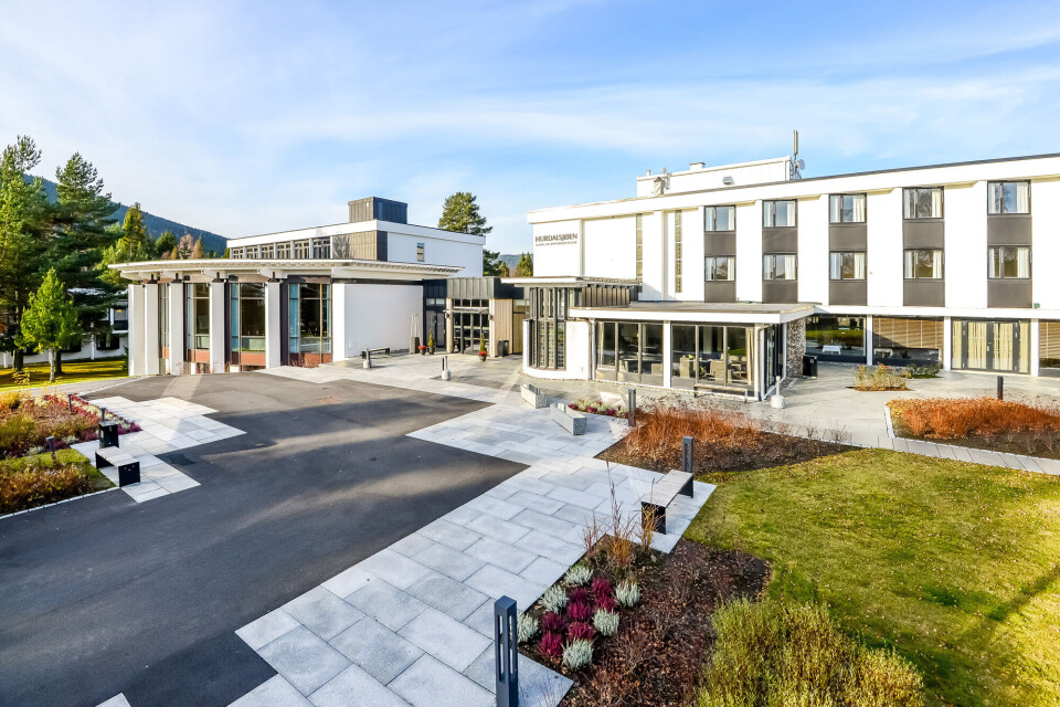 FUNKISHOTELL: Hurdalssjøen Hotell er Hurdals største private arbeidsgiver. Hotellet ble oppført i 1969 i datidens funkisstil. (Foto: Hurdalsjøen Hotel & Spa).
