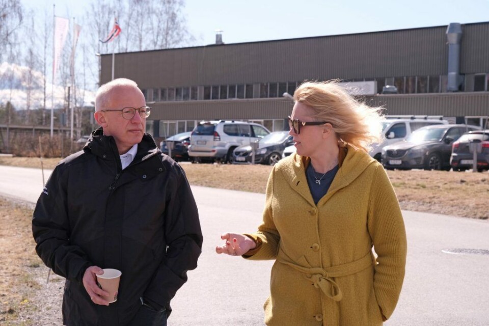 Peter Uhrenholt, ny administrerende direktør i Hydro Extrusion på Magnor, i diskusjon med Kamilla Thue, ordfører i Eidskog.