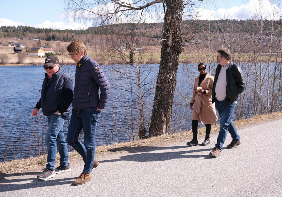 Foran: Fremskrittspartiets Kjell Arne Hanssen i samtale med Lars Gillund fra Klosser. Bak ser vi Suhur Lorch-Falch og Ulf Inge Vien fra Slobrua Gjestegård.