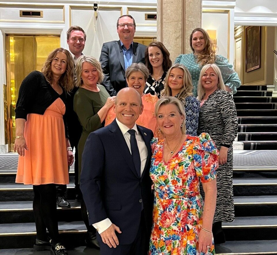 GREAT PLACE TO WORK: Alle de 23 ansatte i den anonymiserte undersøkelsen svarte at de var stolte over arbeidsplassen sin og stortrivdes i jobben. Foran fra venstre: Øyvind Hammer og Wenche Huser Sund som driver Salgsfabrikken sammen. Bak: Marie Fjeld, Lena Gaard, Brit Fossum, Barbro Sund, Vivian Karlsen. Bakerst: Fredrik Tidemandsen Larsen, Vidar Hovind, Elisabeth Retteraasen Wåde og Pia Himberg.