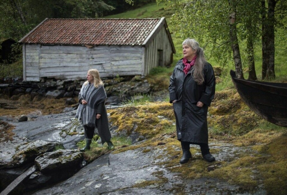 På lørdag kommer de til Finnskogen. Her er Anne Marit Jacobsen og Sinikka Langeland i forestillingen Ro mitt hav fra 2022. (Foto: Oddleiv Apneseth).