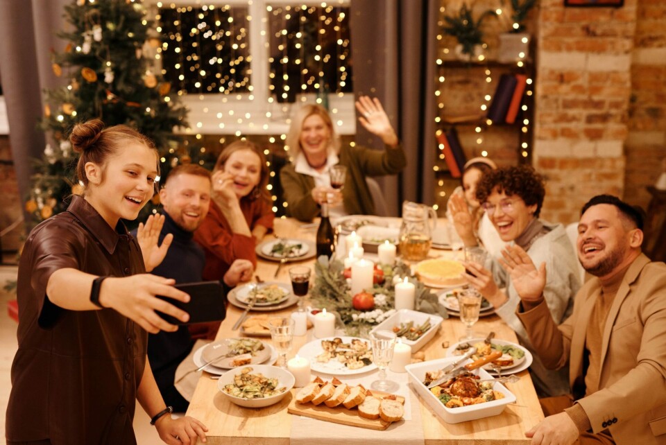 JO MERE VI ER SAMMEN: Julebordet kan bety mye for samholdet i bedriften. For mange er det selve høydepunktet på jobben. (Foto: Pexels/Nicole Michalou)