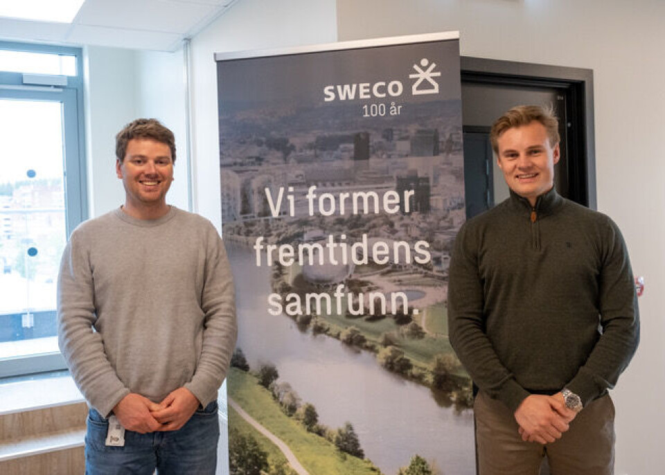 Christoffer Berggren (til venstre) og Erik Dobloug Haandlykken er to av fire nyansatte i Sweco Norge på Kongsvinger. I august utvides staben på kontoret med to til. (Foto: Daniel Westre Hansen)