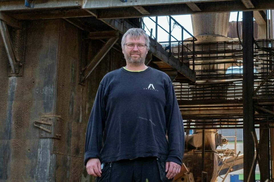 GI OSS EN SJANSE! Det er for mye prat og for lite handling på Stortinget, mener fabrikksjef Erik Svenneby på Forestia: - Innlandet har skogen, vi har jorda – får vi gode rammevilkår, kan vi skape mange nye arbeidsplasser. (Foto: Daniel Westre Hansen)