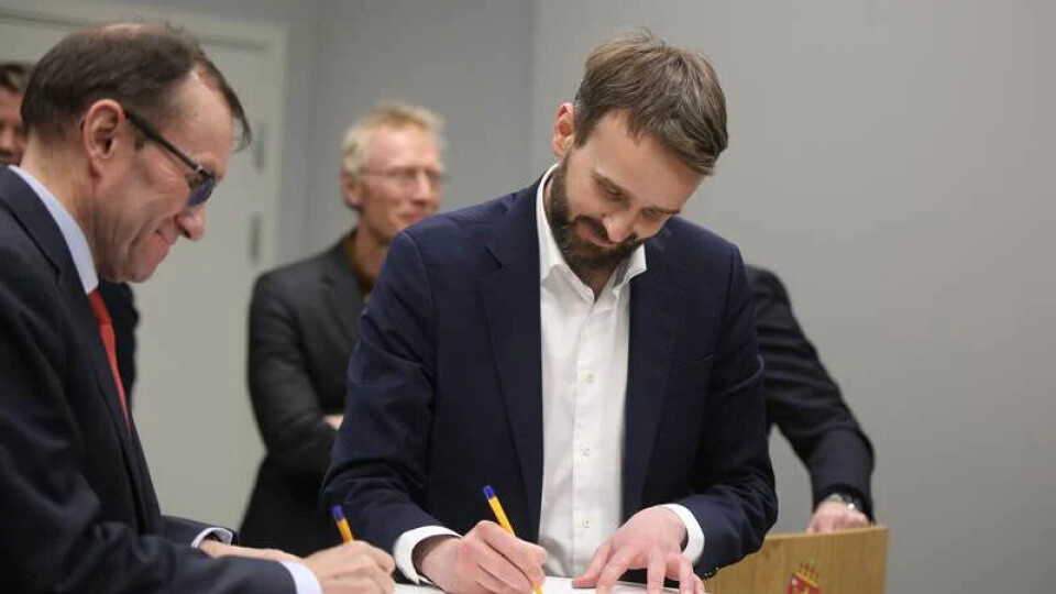 NÆRINGSLIVET MÅ MED – Vi har svært ambisiøse klimamål. For å nå disse målene må vi ha næringslivet med på laget, sier klima- og miljøminister Espen Barth Eide. I går undertegnet han en intensjonsavtale sammen med næringsminister Jan Christian Vestre. (Foto: Nærings- og fiskeridepartementet)