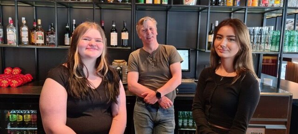 Håndplukket: Richard Adams har håndplukket Ida Marie Berntsen og Katinka Kjærland til jobben. De har fast jobb, men foreløpig ikke fast arbeidstid. (Foto: Audun Bårdseth/Mitt Kongsvinger)