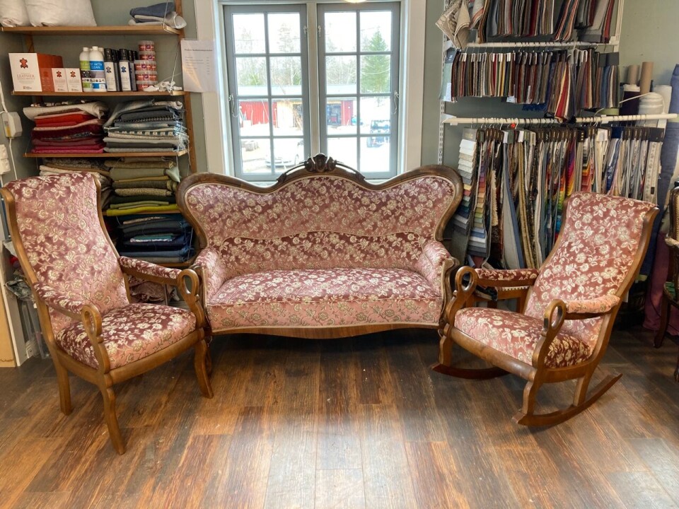 TIL ODALS VÆRK: En gang brunt, sliten og kjedelig – nå et staselig stuemøblement. (Foto: Marlene Røsholt).