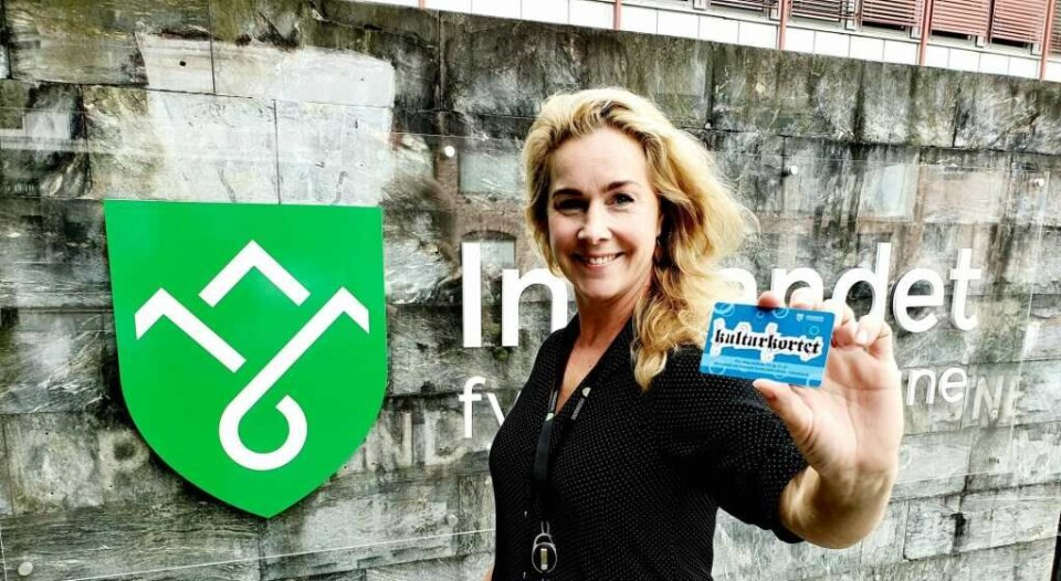 BLIR APP: Ingunn Bekkevoll Tarebø, rådgiver innen kunst og kultur i Innlandet fylkeskommune holder i Kulturkortet som snart vil skifte navn og etter hvert byttes ut med en app. (Foto av kollega Sigrun T. Ulset).