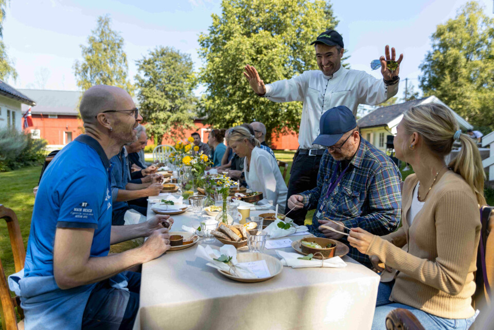 KOS DERE: Petter Simonsen på Østre Pavestad gård i Hemnes er den perfekte vert for både mennesker og bier. Kanskje tar han en arie også hvis han føler for det. Her under et besøk i forbindelse med lanseringen av et biehotell. (Foto: Gunnar Bækkevold)