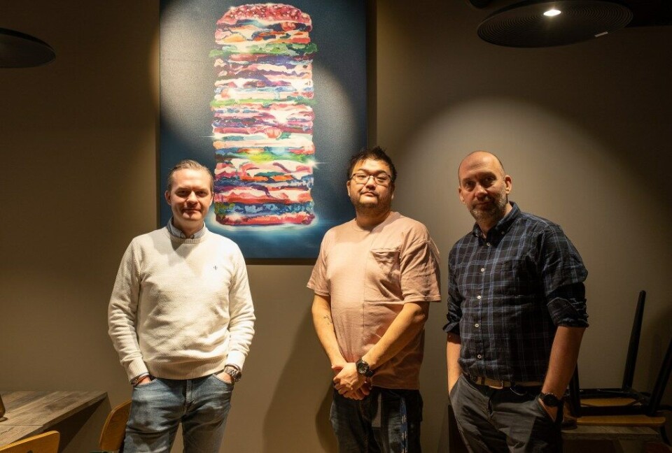 MAT, DRIKKE OG MUSIKK: Emil Andreas Engh, Fredrik Car Loo Chi og Henning Kjøk er lettet over at skjenkeforbudet er opphevet. (Foto: Julie Lunder)