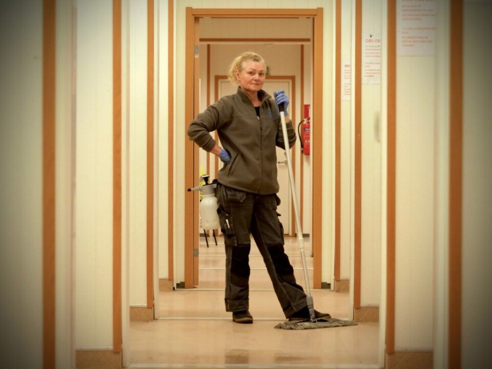 STOLT: – Renholderne våre er stolte av jobben sin, sier Gulliksen. Her stiller Natalije Puzariene opp for fotografen. (Foto: TG Renhold).