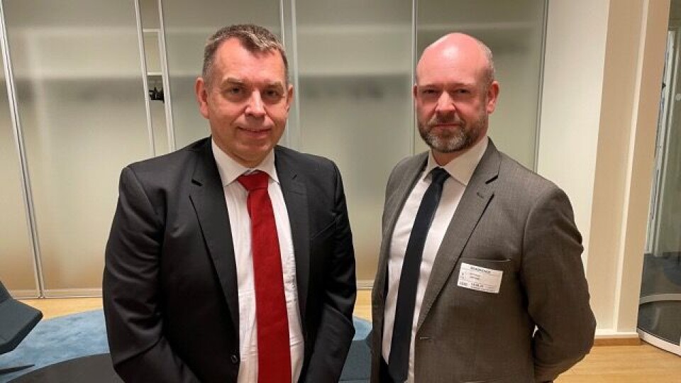 SMB ved leder Jørund Rytman (til høyre) møtte i går statssekretær Halvar Ingebrigtsen (AP) i Næringsdepartementet for å informere om Bane NORs beslutning. (Foto: Joachim Dagenborg/SMB)