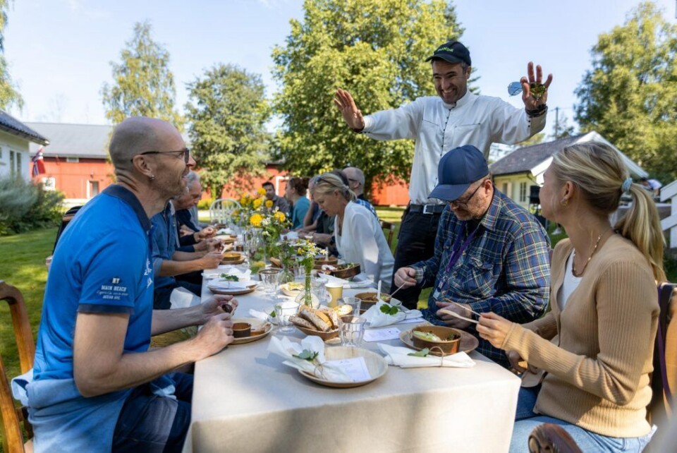 KOS DERE: Petter Simonsen på Øvre Pavestad gård i Hemnes er den perfekte vert for både mennesker og bier. (Foto: Gunnar Bækkevold)