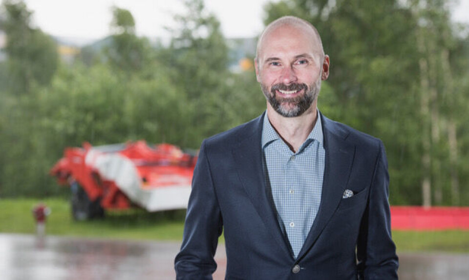 Biene sjekker inn på gården