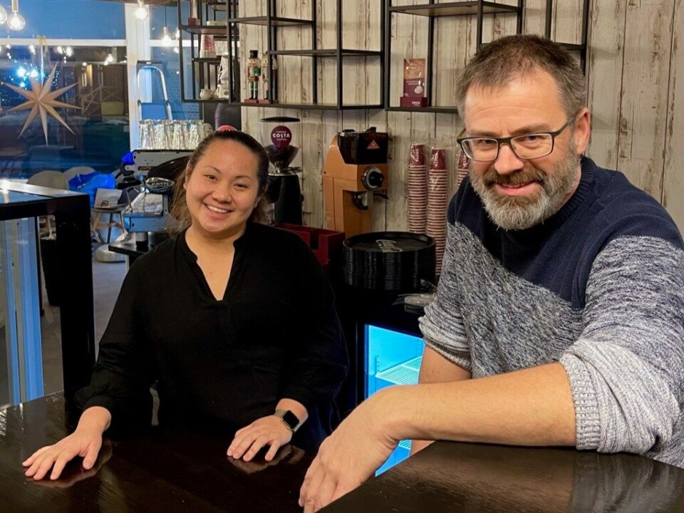 Tina Nguyen Barkbu og Ulf Inge Vien driver Slobrua Gjestegård sammen. I morgen åpner de kafé & bar i Parken kjøpesenter på Skarnes. (Foto: Privat)