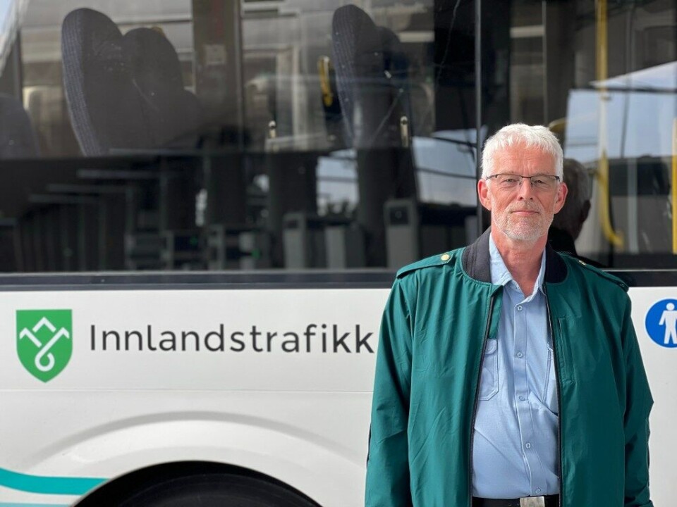 Bussjåfør Helge Rustad kjører buss i Hamar-området og forteller at mange ungdommer tok bussen mellom Gjøvik og Hamar. – De var veldig fornøyde med at de kunne reise så billig, sier han. (Foto: Innlandstrafikk).