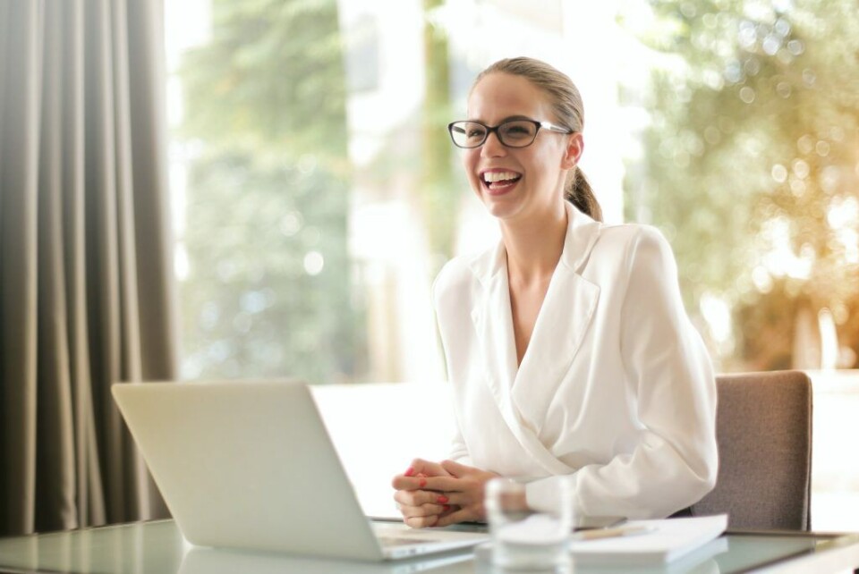 Humor kan gi psykologisk trygghet på arbeidsplassen. (Foto: Pexels)