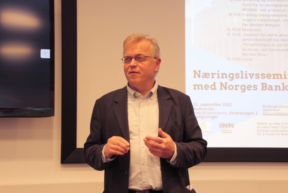 Østlandsforskning intervjuer bedrifter på Innlandet. Svarene og informasjonen de samler inn er viktige bidrag til styringsarbeidet i Norges Bank. Per Kristian Alnes fra Østlandsforskning ledet næringslivsseminaret.