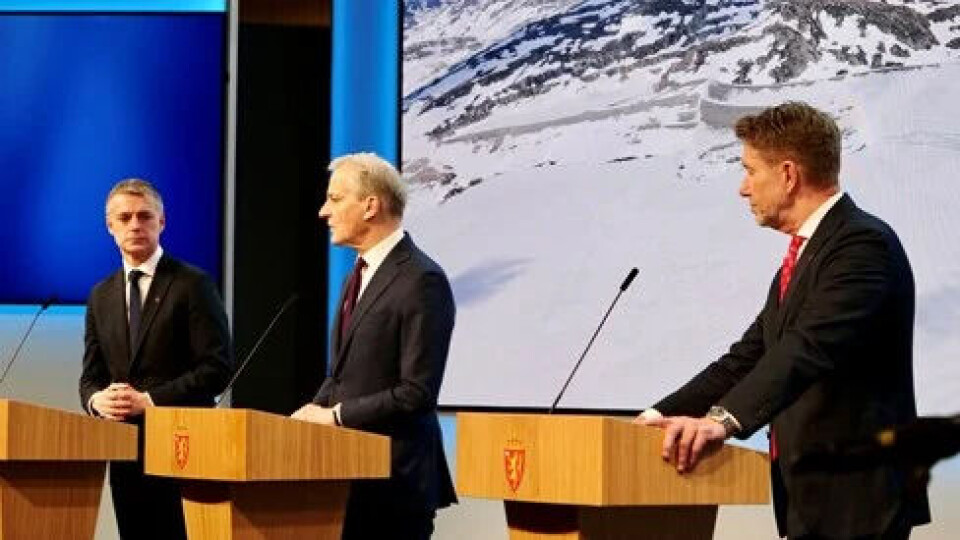 Regjeringen vil ha styringsmekanismer som begrenser krafteksporten i situasjoner der det er fare lite vann i magasinfyllingene. Fra venstre: NVE-direktør Kjetil Lund, statsminister Jonas Gahr Støre og olje- og energiminister Terje Aasland. (Foto: Olje- og energidepartementet).