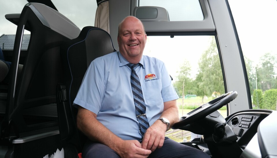 TIDLIG UTE: En bussjåfør, en bussjåfør, det er en mann med godt humør! Kjetil Aasberg (55) , daglig leder og eier av Kjetil Bussreiser var så vidt fylt 20 da han startet sitt eget busselskap på Skotterud.