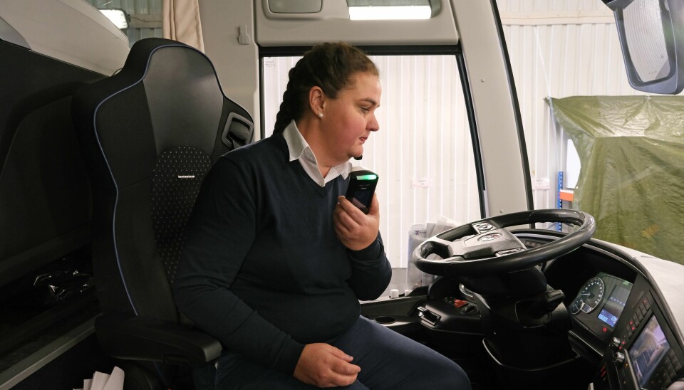 STARTSPERRE : Det er alkolås i alle bussene. Sjåførene får ikke startet bussen hvis de ikke har blåst for promille. – Fra 2024 må alle busser som er nyere enn fem år ha en slik startsperre, sier Anja Kleven.