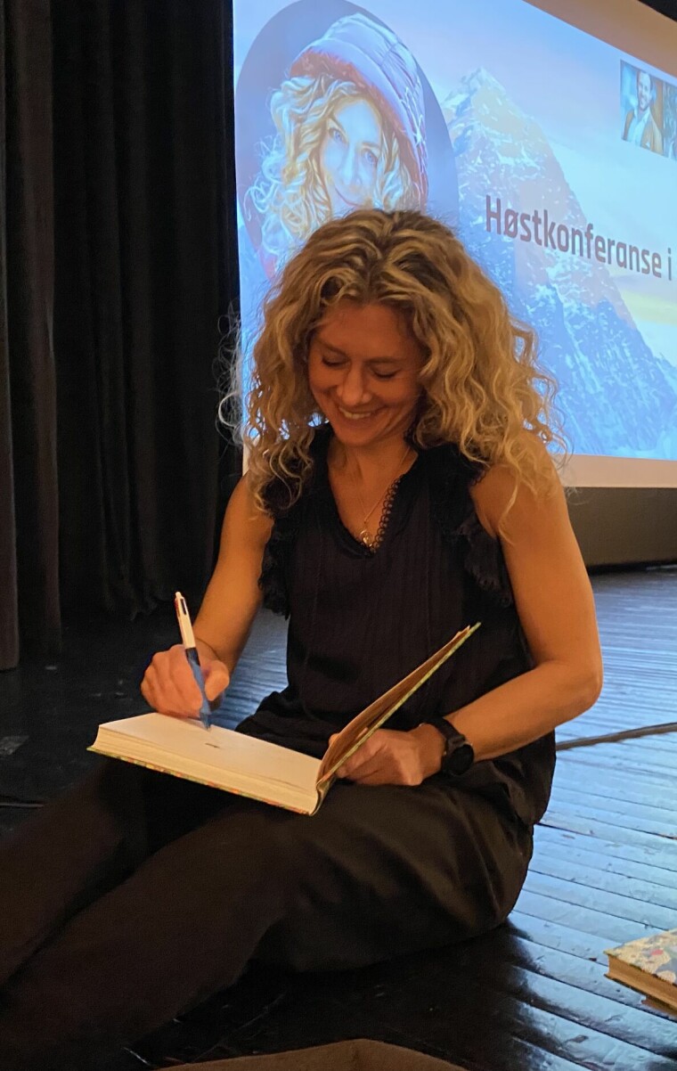 Cecilie Skog signerer bøker