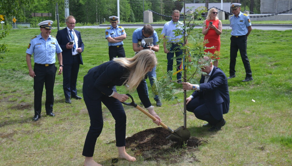 MAGNORMOEN 2022: Her planter justisminister Emilie Enger Mehl et tre på området til den nye politistasjonen. Gunnar Strömmer, svensk justisminister, holder treet.