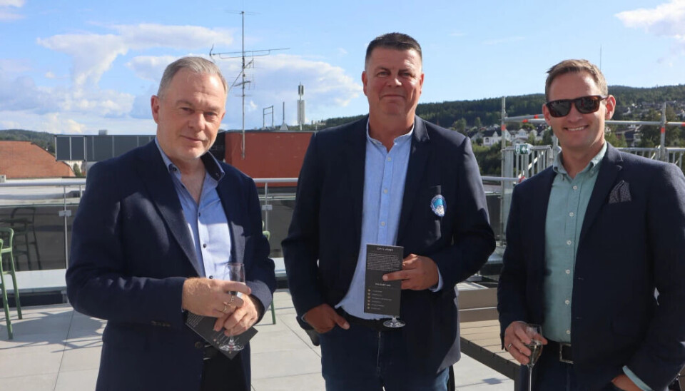 SOMMERFEST I 5 ETAGE : Rune Lundgren fra KIL fotball flankeres av Per Gunnar Dalløkken og Ole Martin Tronstad, begge fra Gunnar Holt grusforretning.