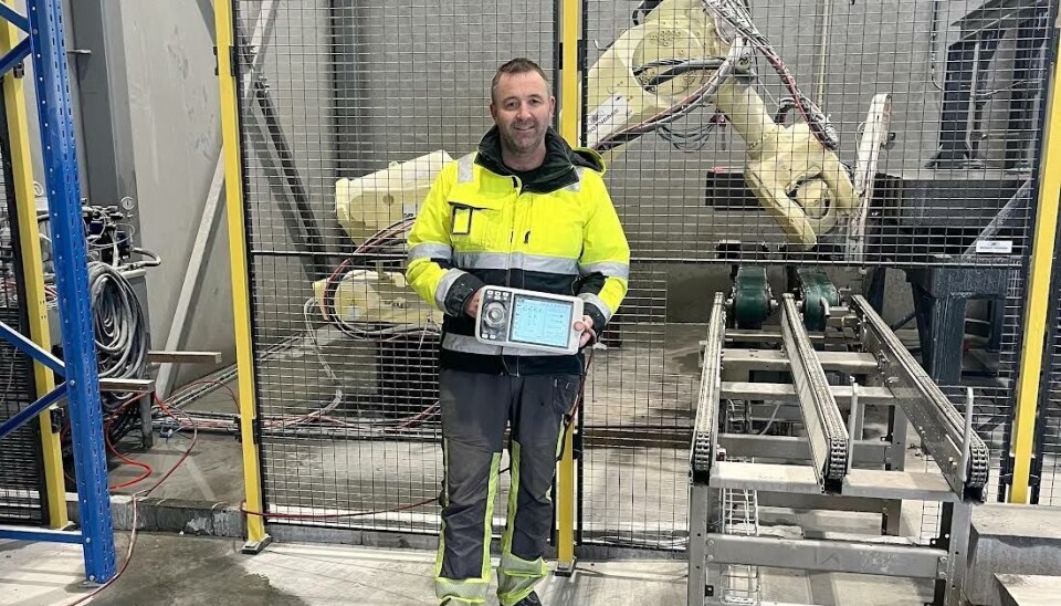 Jarle Borsheim er veldig fornøyd med industriroboten de har fått på fabrikken: – Dette sparer arbeiderne for de tyngste løftene. Jeg tror også det gjør bransjen mer interessant for den yngre generasjon som er veldig flinke på programmering og data.