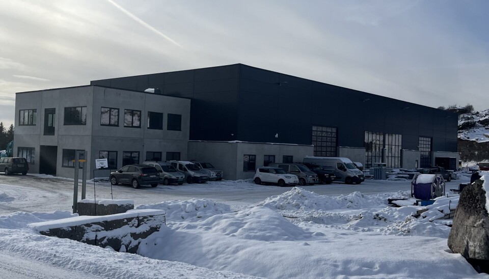 Den nye fabrikken har både en fast produksjonslinje for rett kantstein i tillegg til robotcelle som bruker en industrirobot for wiresaging av buet kantstein.