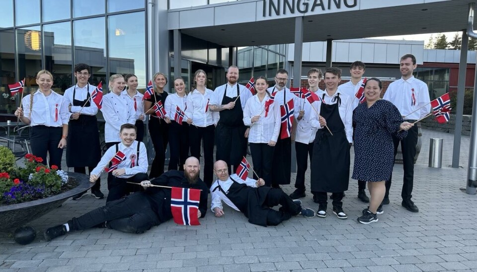 GRATULERER MED DAGEN! Gjengen på Slobrua Gjestegård ønsker store og små en fin 17. mai-feiring. .