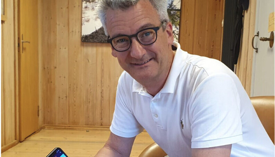 FØLGER MED PÅ STRØMMEN: Fra kontoret kan daglig leder Brede Bredesen Opset følge med på med på strømproduksjonen og - forbruket via en app på mobiltelefonen.