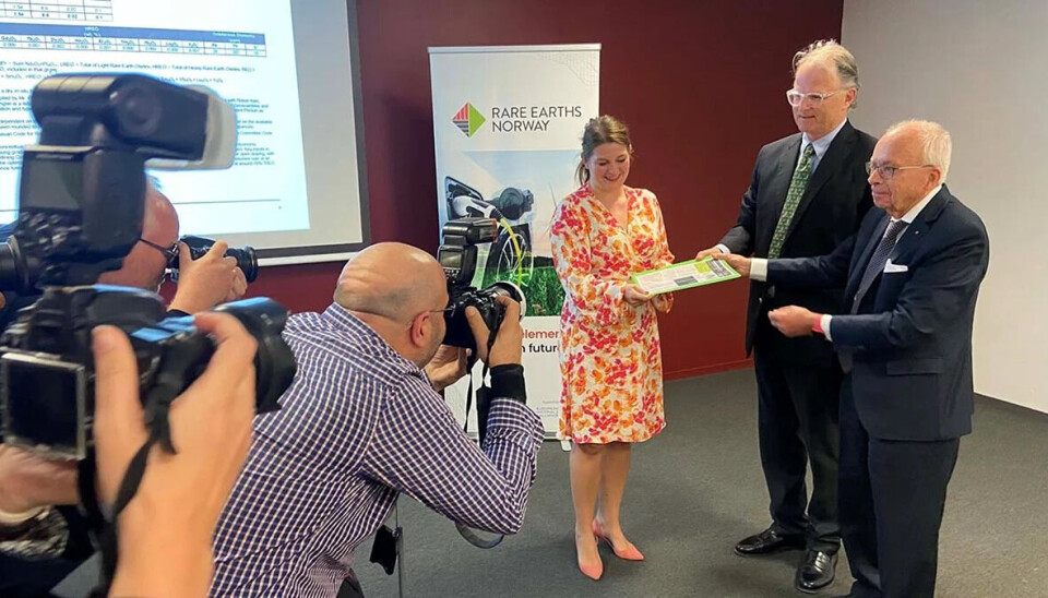 Fensfeltet i Telemark kan dekke ti prosent av EUs behov for for å lage vindturbiner, mobiltelefoner og forsvarsmateriell. I dag har Kina nesten monopol på å utvinne sjeldne jordarter. På en pressekonferanse forrige uke overrakte eierne av Rare Earths Norway, Carl Diderik Cappelen (til venstre) og Sturla Steinsvik mineralressursestimatet for Fens-feltet til næringsminister Cecilie Myrseth.