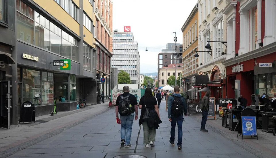 UTE PÅ TILSYN: På avstand kan de se ut som en helt vanlig vennegjeng på tur. De tre inspektørene går sivilt kledd for å ikke avsløre seg selv, før de går inn på utesteder og restauranter for å kontrollere arbeidsforholdene der.