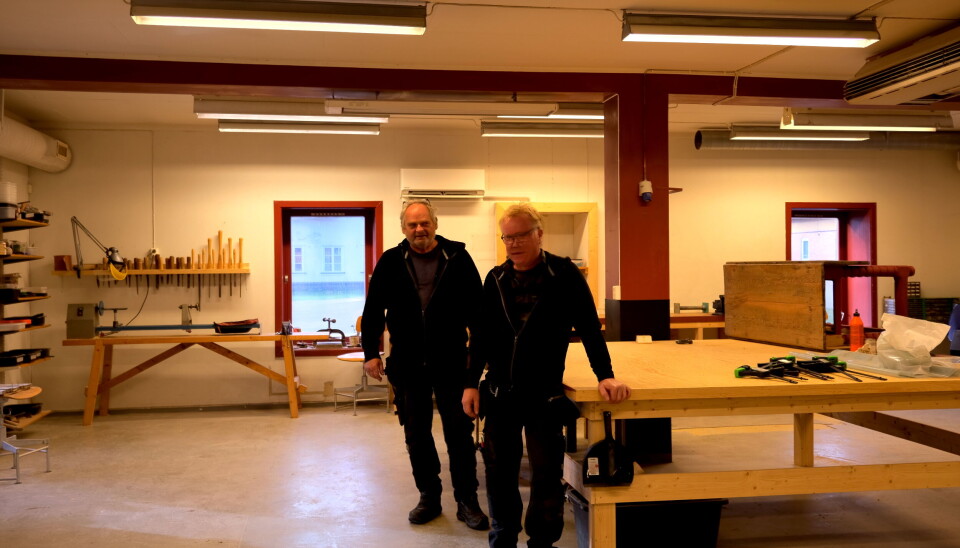 VERKSTED PÅ GRØSET: Tømrer Pål Christensen (til venstre) og museumshåndverker Erling Aasheim har verksted i låven på Grøset.