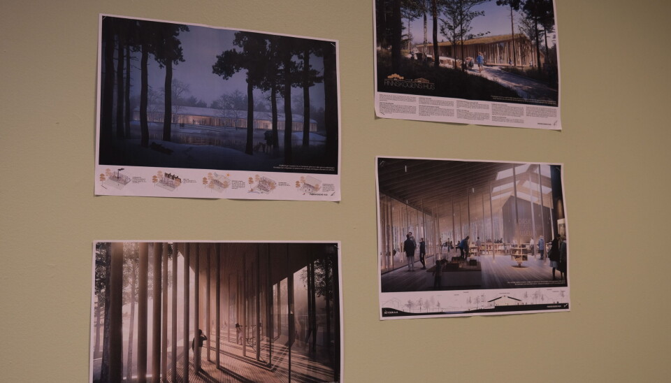 MYE ER FERDIG: Veggene, takene og de store furustolpene har allerede kommet på plass. Inne i bygget ser man også antydningen til rominndelingen i både kontorfløy og de 400 kvadratmeterne til utstillingen.