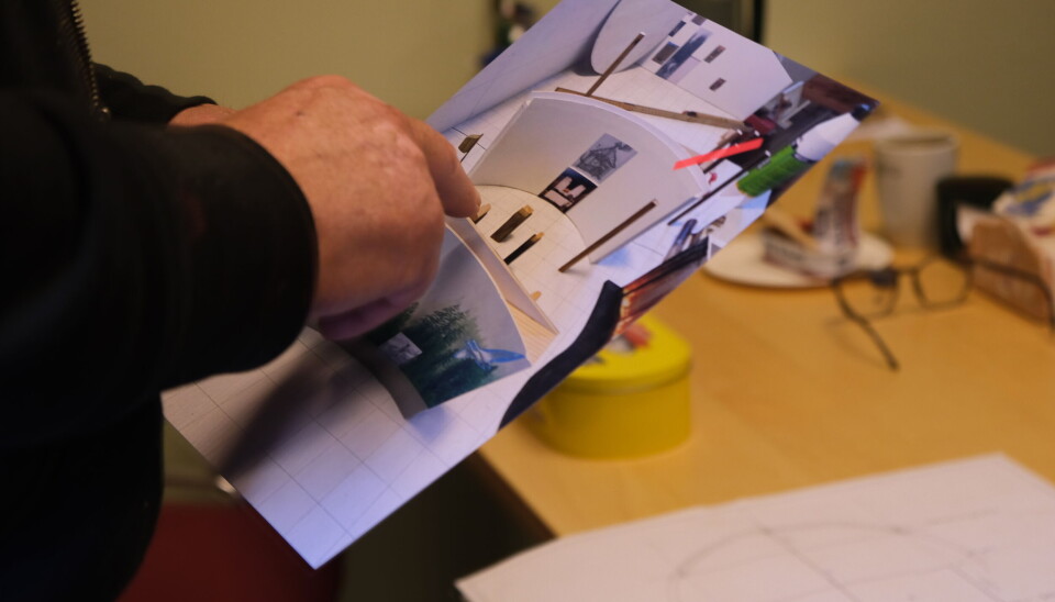 Utstillingen skal blant annet monteres på buede vegger i det 400 kvadratmeter store lokalet.