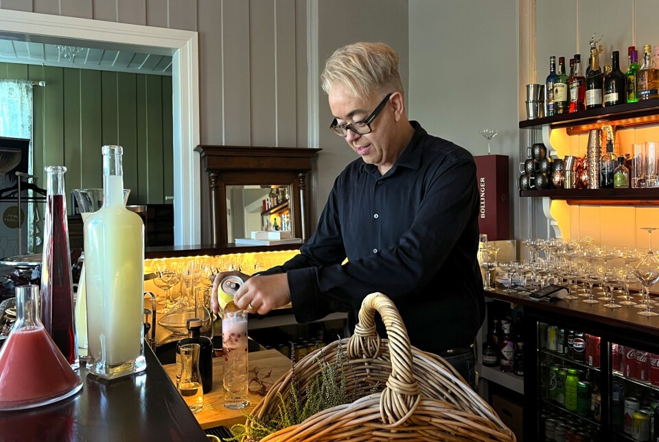 KALD SKAL DRINKEN VÆRE! Irritert over at bartenderen fyller opp glasset med isbiter? – Vi gjør det for å holde den kald. Sammen holder isbitene hverandre kalde og harde. Hvis vi bare har én eller to isbiter i glasset, smelter de fort og drinken blir raskt lunken. Vi liker ikke det som er blitt lunkent, gjør vi vel?