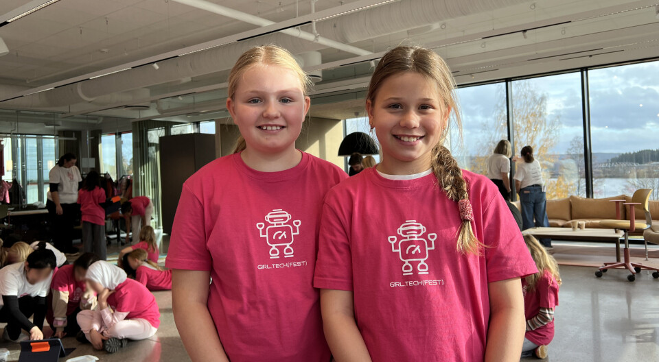 GØY: Kristina Rimfeldt-Kvale (til venstre) og Maria Zirin fra Marikollen skole sier de synes de har hatt en morsom dag. Særlig var det gøy å kode og at de bare var jenter. Kristina har lyst til å bli dyrlege, Maria vil bli fastlege.