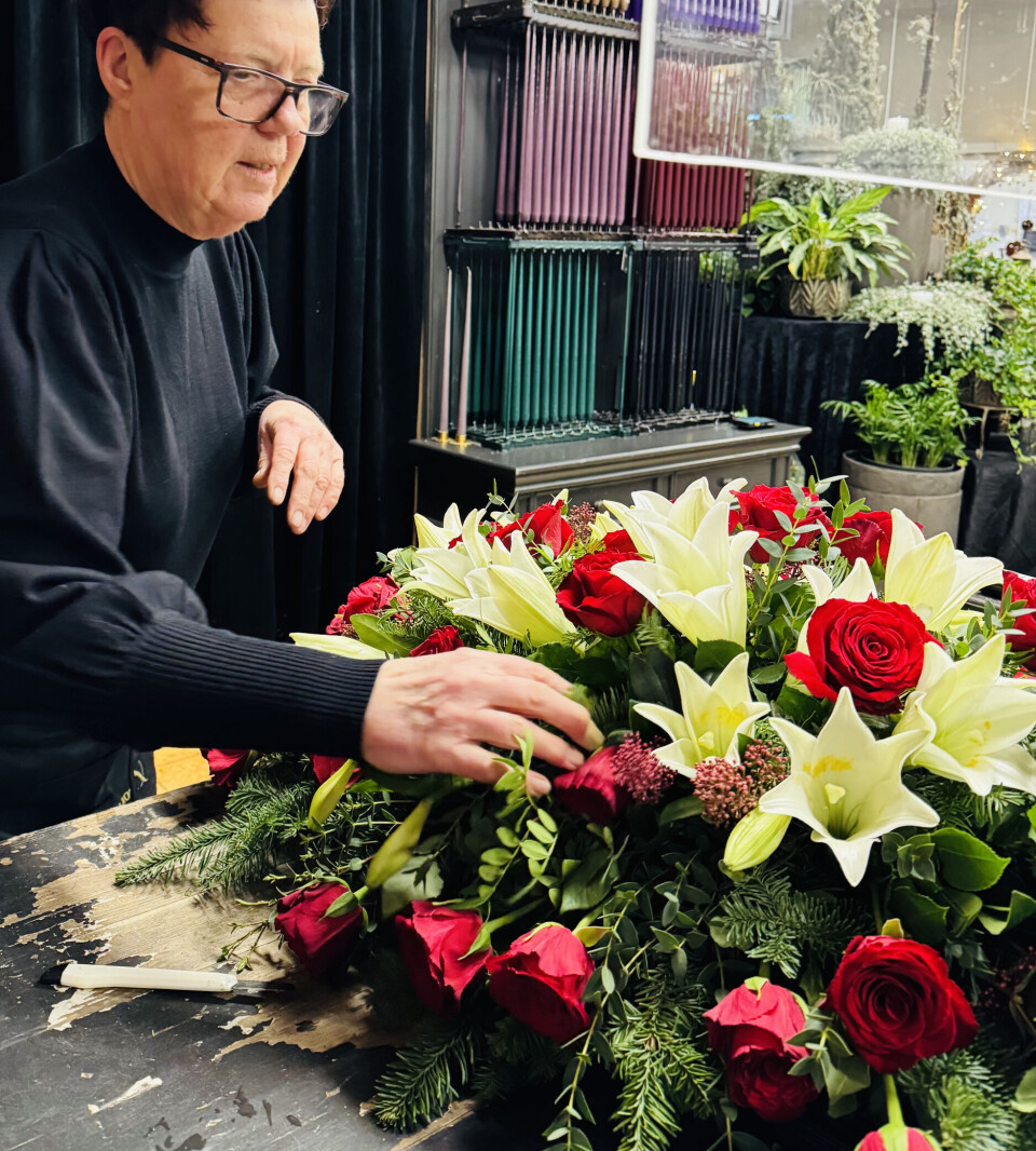 Å skape blomsteroppsatser til en avskjed er et stort ansvar, men også en ære, sier Heidi Frette Fedriksen Blomsterdekoratør Heidi Frette Fedriksen legger siste hånd på en bårebukett