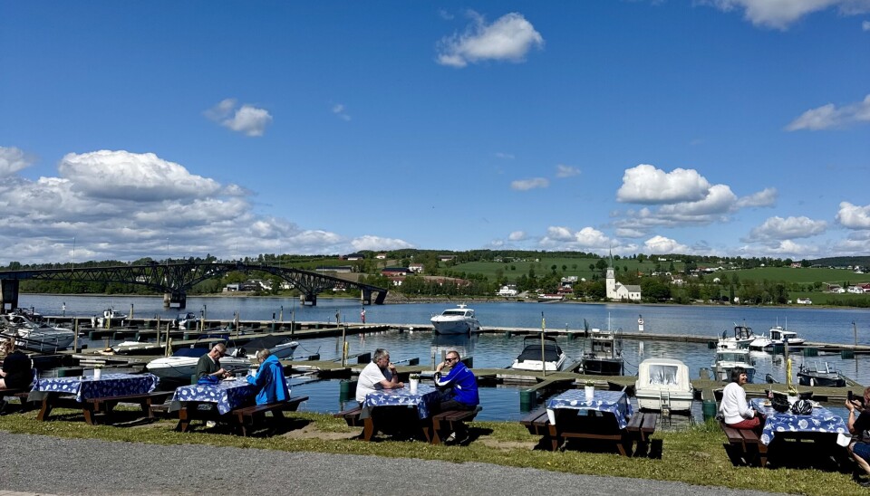 Sommeridyll på Øya Maritim i Sund båthavn på Helgøya – kjent for sin berømte bakte potet.